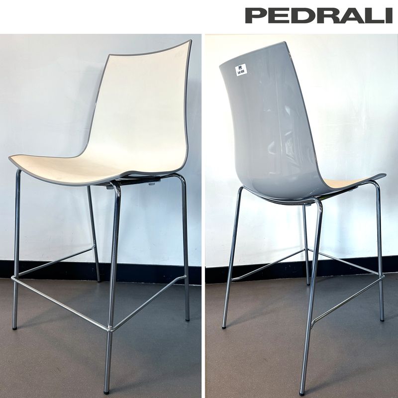 4 CHAISES HAUTES DESIGN PEDRALI R&D MODELE 3D COLOUR EDITION PEDRALI DOSSIER ET ASSISE COQUE EN POLYPROPYLENE BICOLORE BLANC ET TAUPE REPOSANT SUR UN PIETEMENT EN TIGE D'ACIER CHROME. 103 X 47 X 52 CM. LOCALISATION : RDC1 - 2 RUE DE SABLONVILLE - 75017 PARIS.