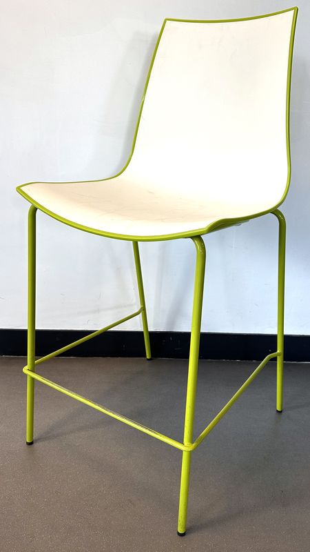 7 CHAISES HAUTES DESIGN PEDRALI R&D MODELE 3D COLOUR 777 EDITION PEDRALI DOSSIER ET ASSISE COQUE EN POLYPROPYLENE BICOLORE BLANC ET VERT ANIS REPOSANT SUR UN PIETEMENT EN TIGE D'ACIER LAQUE VERT ANIS. 103 X 47 X 52 CM. LOCALISATION : RDC1 - 2 RUE DE SABLONVILLE - 75017 PARIS.