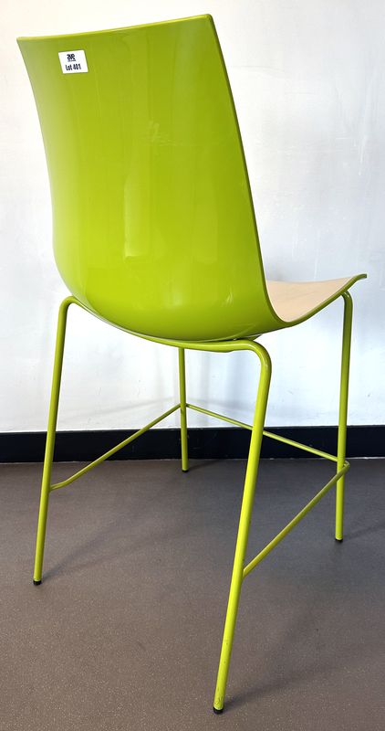 7 CHAISES HAUTES DESIGN PEDRALI R&D MODELE 3D COLOUR 777 EDITION PEDRALI DOSSIER ET ASSISE COQUE EN POLYPROPYLENE BICOLORE BLANC ET VERT ANIS REPOSANT SUR UN PIETEMENT EN TIGE D'ACIER LAQUE VERT ANIS. 103 X 47 X 52 CM. LOCALISATION : RDC1 - 2 RUE DE SABLONVILLE - 75017 PARIS.