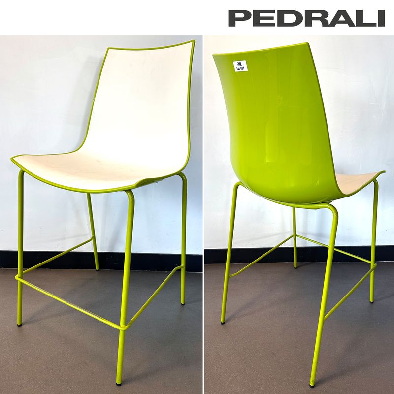 7 CHAISES HAUTES DESIGN PEDRALI R&D MODELE 3D COLOUR 777 EDITION PEDRALI DOSSIER ET ASSISE COQUE EN POLYPROPYLENE BICOLORE BLANC ET VERT ANIS REPOSANT SUR UN PIETEMENT EN TIGE D'ACIER LAQUE VERT ANIS. 103 X 47 X 52 CM. LOCALISATION : RDC1 - 2 RUE DE SABLONVILLE - 75017 PARIS.