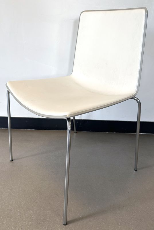 4 CHAISES EMPILABLES DESIGN MARC SADLER MODELE TWEET 892 EDITION PEDRALI MODELE TWEET 892 DOSSIER ET ASSISE COQUE EN POLYPROPYLENE BICOLORE BLANC ET TAUPE REPOSANT SUR UN PIETEMENT EN TIGE D'ACIER CHROME. 70 X 49 X 52 CM. LOCALISATION : RDC1 - 2 RUE DE SABLONVILLE - 75017 PARIS.