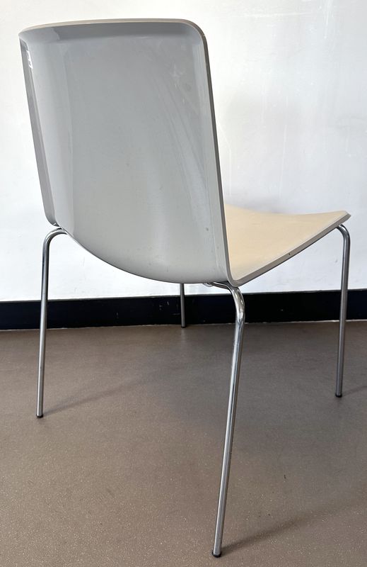 4 CHAISES EMPILABLES DESIGN MARC SADLER MODELE TWEET 892 EDITION PEDRALI MODELE TWEET 892 DOSSIER ET ASSISE COQUE EN POLYPROPYLENE BICOLORE BLANC ET TAUPE REPOSANT SUR UN PIETEMENT EN TIGE D'ACIER CHROME. 70 X 49 X 52 CM. LOCALISATION : RDC1 - 2 RUE DE SABLONVILLE - 75017 PARIS.