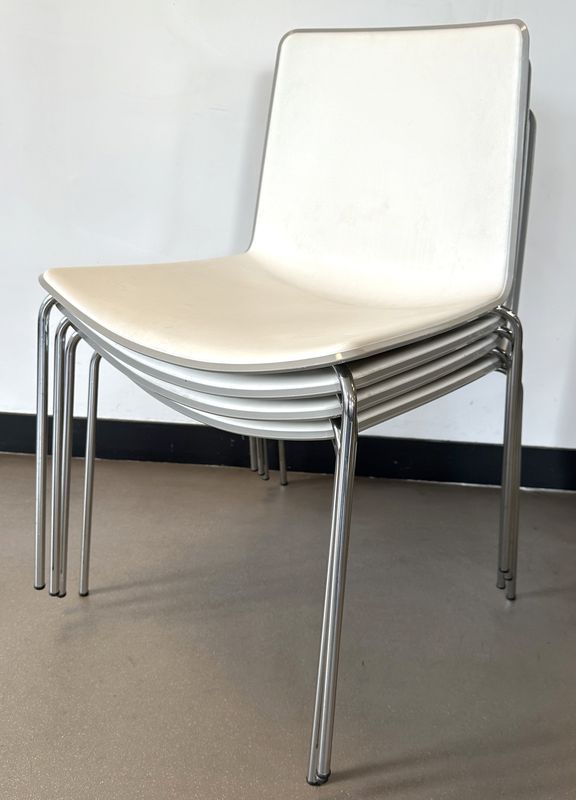 4 CHAISES EMPILABLES DESIGN MARC SADLER MODELE TWEET 892 EDITION PEDRALI MODELE TWEET 892 DOSSIER ET ASSISE COQUE EN POLYPROPYLENE BICOLORE BLANC ET TAUPE REPOSANT SUR UN PIETEMENT EN TIGE D'ACIER CHROME. 70 X 49 X 52 CM. LOCALISATION : RDC1 - 2 RUE DE SABLONVILLE - 75017 PARIS.