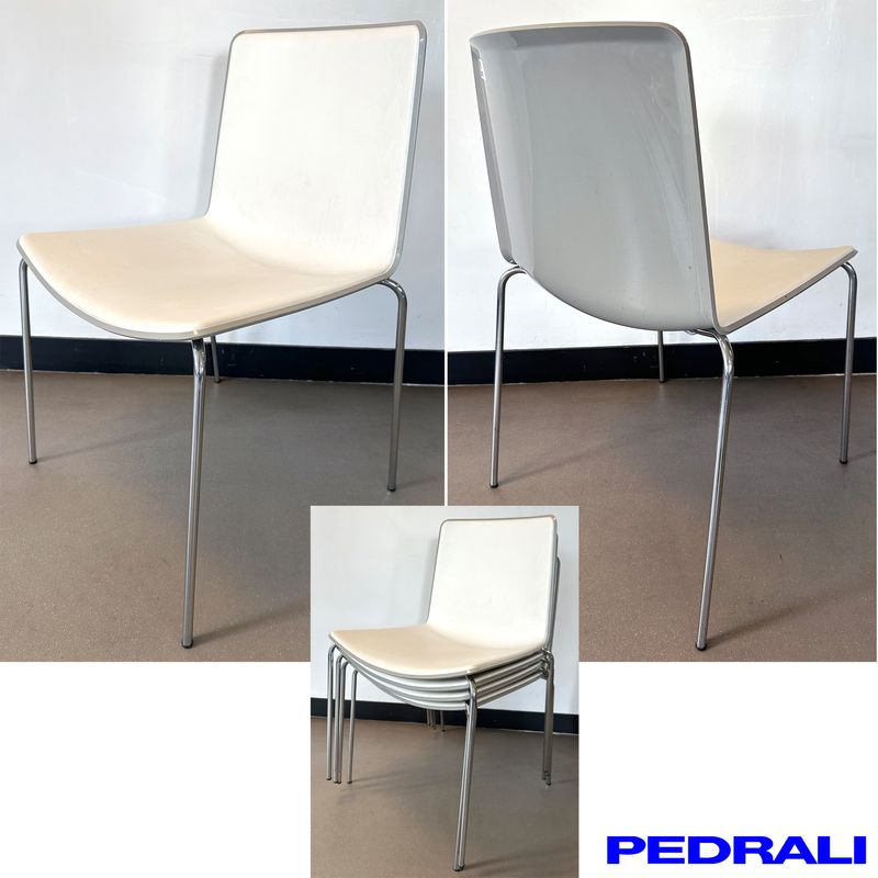 4 CHAISES EMPILABLES DESIGN MARC SADLER MODELE TWEET 892 EDITION PEDRALI MODELE TWEET 892 DOSSIER ET ASSISE COQUE EN POLYPROPYLENE BICOLORE BLANC ET TAUPE REPOSANT SUR UN PIETEMENT EN TIGE D'ACIER CHROME. 70 X 49 X 52 CM. LOCALISATION : RDC1 - 2 RUE DE SABLONVILLE - 75017 PARIS.