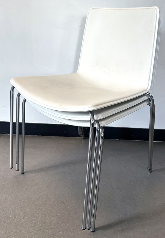 6 CHAISES EMPILABLES DESIGN MARC SADLER MODELE TWEET 892 EDITION PEDRALI MODELE TWEET 892 DOSSIER ET ASSISE COQUE EN POLYPROPYLENE DE COULEUR BLANC REPOSANT SUR UN PIETEMENT EN TIGE D'ACIER CHROME. 70 X 49 X 52 CM. LOCALISATION : RDC1 - 2 RUE DE SABLONVILLE - 75017 PARIS.