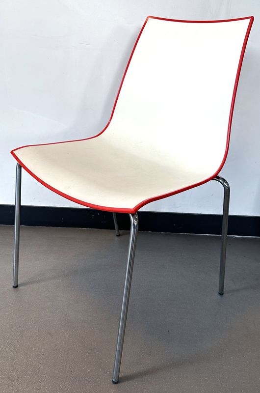 CHAISE EMPILABLE DESIGN MARC SADLER MODELE TWEET 892 EDITION PEDRALI MODELE TWEET 892 DOSSIER ET ASSISE COQUE EN POLYPROPYLENE BICOLORE BLANC ET ROUGE REPOSANT SUR UN PIETEMENT EN TIGE D'ACIER CHROME. 84.5 X 50 X 52 CM. 27 UNITES. VENDU A L'UNITE AVEC FACULTE DE REUNION LOCALISATION : RDC1 - 2 RUE DE SABLONVILLE - 75017 PARIS.