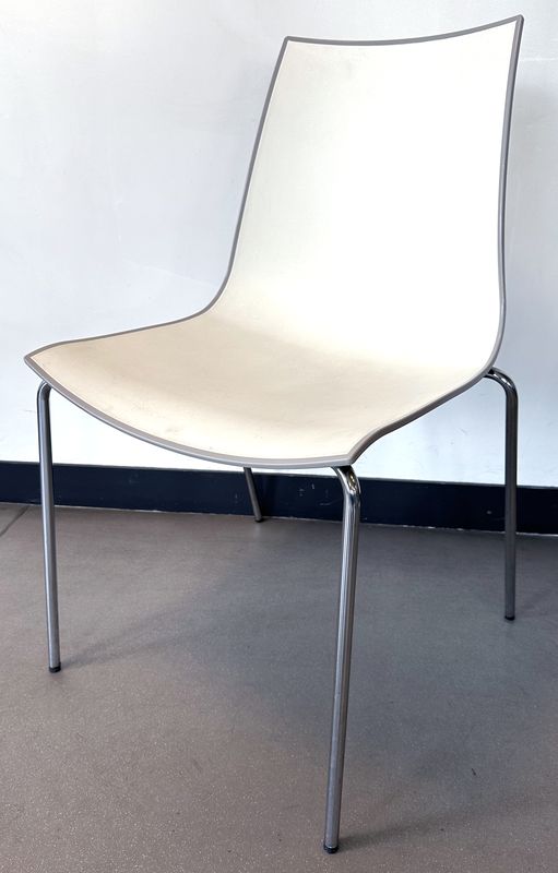 CHAISE EMPILABLE DESIGN MARC SADLER MODELE TWEET 892 EDITION PEDRALI MODELE TWEET 892 DOSSIER ET ASSISE COQUE EN POLYPROPYLENE BICOLORE BLANC ET TAUPE REPOSANT SUR UN PIETEMENT EN TIGE D'ACIER CHROME. 84.5 X 50 X 52 CM. 52 UNITES. VENDU A L'UNITE AVEC FACULTE DE REUNION. LOCALISATION : RDC1 - 2 RUE DE SABLONVILLE - 75017 PARIS.