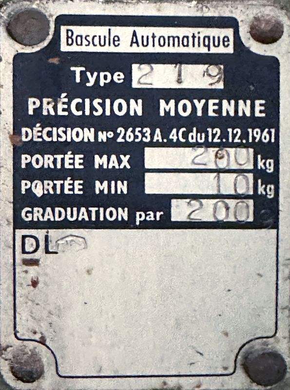 BALANCE A AIGUILLE A SACS DE MARQUE MATHIEU ET CIE MODELE / TYPE 219.  CAPACITE MAXIMUM DE 200 KG. ACCIDENT A L'AIGUILLE. LOCALISATION : RDC - 2 RUE DE SABLONVILLE - 75017 PARIS.