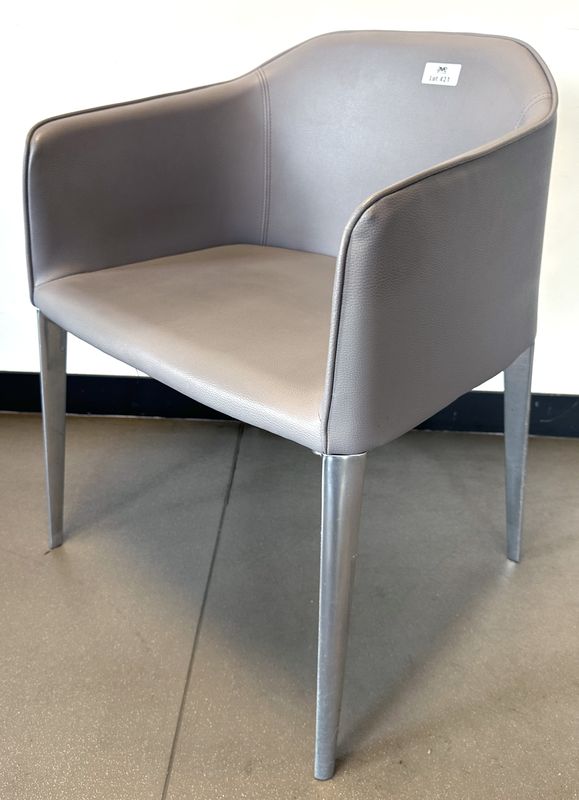 FAUTEUIL DESIGN ALESSANDRO BUSANA MODELE LAJA 2 EDITION PEDRALI, ASSISE ET DOSSIER EN SIMILI CUIR DE COULEUR TAUPE REPOSANT SUR UN PIETEMENT A 4 PIEDS EN ALUMINIUM POLI. 75 X 52 X 51 CM. 4 UNITES. VENDU A L'UNITE AVEC FACULTE DE REUNION. LOCALISATION : RDC1 - 2 RUE DE SABLONVILLE - 75017 PARIS.