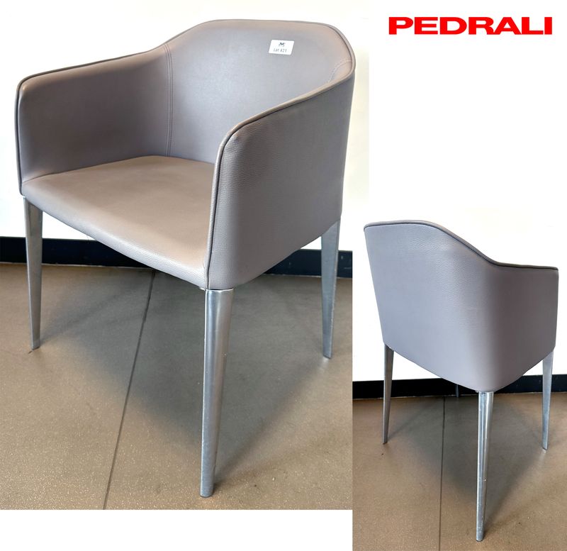 FAUTEUIL DESIGN ALESSANDRO BUSANA MODELE LAJA 2 EDITION PEDRALI, ASSISE ET DOSSIER EN SIMILI CUIR DE COULEUR TAUPE REPOSANT SUR UN PIETEMENT A 4 PIEDS EN ALUMINIUM POLI. 75 X 52 X 51 CM. 4 UNITES. VENDU A L'UNITE AVEC FACULTE DE REUNION. LOCALISATION : RDC1 - 2 RUE DE SABLONVILLE - 75017 PARIS.