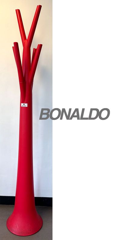 PERROQUET OU PORTE-MANTEAUX DESIGN MARIO MAZZER MODELE TREE EDITION BONALDO EN FORME D'ARBRE STYLISEE EN POLYETHYLENE OPAQUE DE COULEUR ROUGE. 176 X 32.5 CM. 4 UNITES. VENDU A L'UNITE AVEC FACULTE DE REUNION. LOCALISATION : RDC1 - 2 RUE DE SABLONVILLE - 75017 PARIS.