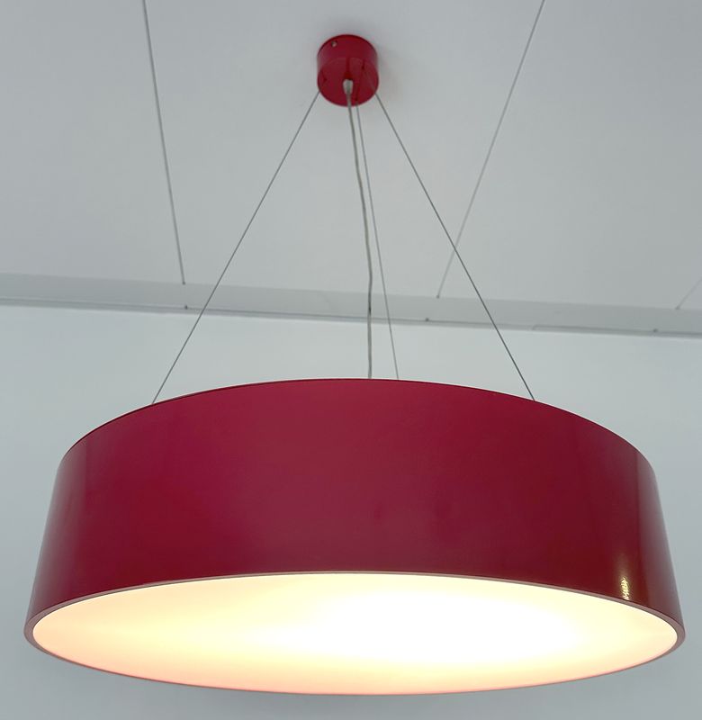 SUSPENSION EN ACIER LAQUE DE COULEUR ROUGE ET DIFFUSEUR EN POLYCARBONATE OPALE DE COULEUR BLANC DE MARQUE CLIMAR MODELE ASTRA 150 LD/LI. FIXATION PAR 3 FILINS EN INOX. NEUF DANS LEUR EMBALLAGE D'ORIGINE. 90 X 65 CM. (HAUTEUR DU BORD DU LUMINAIRE 15 CM). 3 UNITES. VENDU A L'UNITE AVEC FACULTE DE REUNION. LOCALISATION : RDC1 - 2 RUE DE SABLONVILLE - 75017 PARIS.