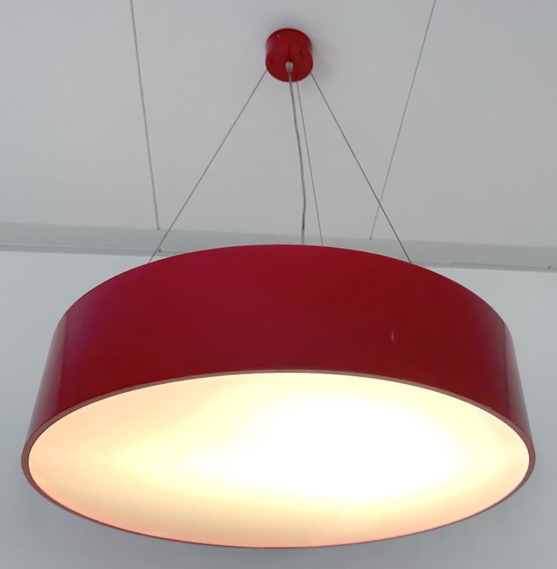 SUSPENSION EN ACIER LAQUE DE COULEUR ROUGE ET DIFFUSEUR EN POLYCARBONATE OPALE DE COULEUR BLANC DE MARQUE CLIMAR MODELE ASTRA 150 LD/LI. FIXATION PAR 3 FILINS EN INOX. NEUF DANS LEUR EMBALLAGE D'ORIGINE. 90 X 65 CM. (HAUTEUR DU BORD DU LUMINAIRE 15 CM). 3 UNITES. VENDU A L'UNITE AVEC FACULTE DE REUNION. LOCALISATION : RDC1 - 2 RUE DE SABLONVILLE - 75017 PARIS.