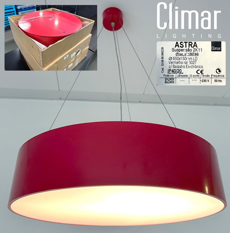 SUSPENSION EN ACIER LAQUE DE COULEUR ROUGE ET DIFFUSEUR EN POLYCARBONATE OPALE DE COULEUR BLANC DE MARQUE CLIMAR MODELE ASTRA 150 LD/LI. FIXATION PAR 3 FILINS EN INOX. NEUF DANS LEUR EMBALLAGE D'ORIGINE. 90 X 65 CM. (HAUTEUR DU BORD DU LUMINAIRE 15 CM). 3 UNITES. VENDU A L'UNITE AVEC FACULTE DE REUNION. LOCALISATION : RDC1 - 2 RUE DE SABLONVILLE - 75017 PARIS.