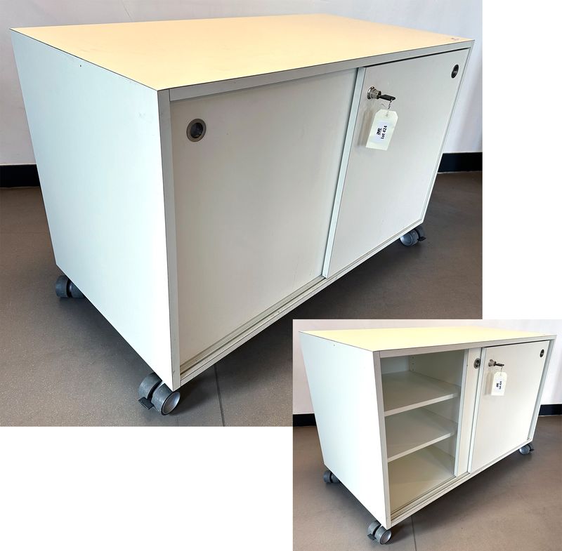 ENFILADE OU BUFFET SUR ROULETTES EN BOIS STRATIFIE DE COULEUR BLANC OUVRANTS PAR 2 PORTES COULISSANTES SUR 2 COMPARTIMENTS A 2 ETAGERES. VENDU AVEC OU SANS CLEF. 72 X 110 X 58 CM. 2 UNITES. VENDU A L'UNITE AVEC FACULTE DE REUNION. LOCALISATION : RDC1 - 2 RUE DE SABLONVILLE - 75017 PARIS.