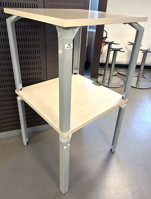 2 TABLES A PLATEAU CARRE EN BOIS STRATIFIE DE COULEUR CLAIR REPOSANT SUR 4 PIEDS EN ALUMINIUM LAQUE DE COULEUR GRIS PERLE DE MARQUE HAWORTH. 73.5 X 80 X 80 CM. LOCALISATION : RDC1 - 2 RUE DE SABLONVILLE - 75017 PARIS.