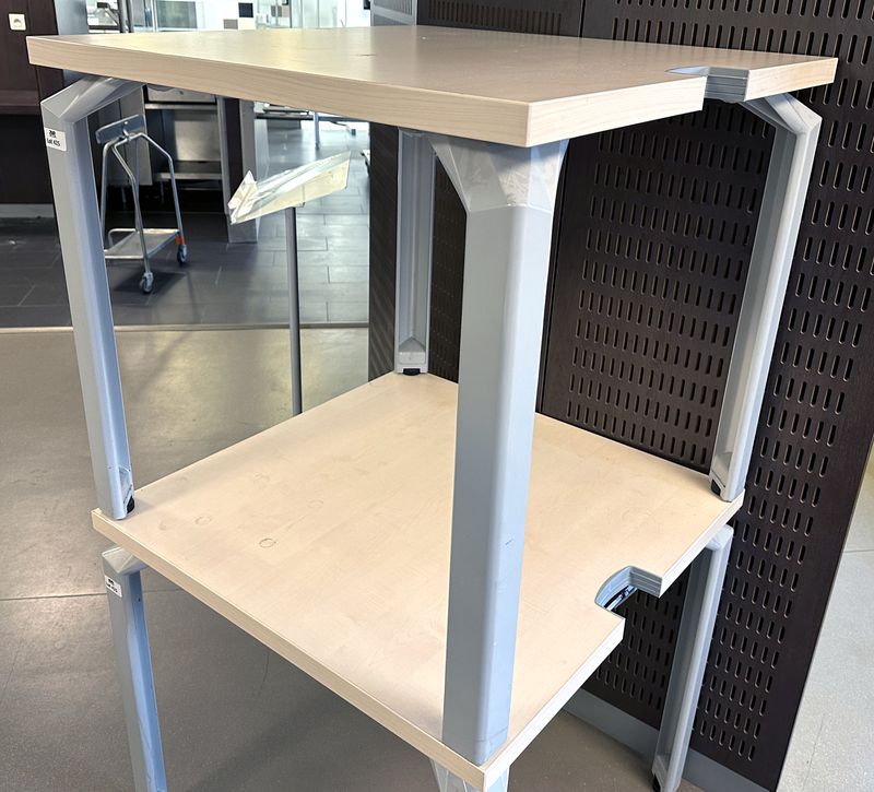 2 TABLES A PLATEAU CARRE EN BOIS STRATIFIE DE COULEUR CLAIR REPOSANT SUR 4 PIEDS EN ALUMINIUM LAQUE DE COULEUR GRIS PERLE DE MARQUE HAWORTH. 73.5 X 80 X 80 CM. LOCALISATION : RDC1 - 2 RUE DE SABLONVILLE - 75017 PARIS.