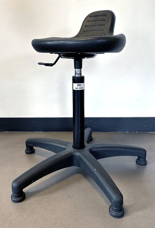 TABOURET ASSIS-DEBOUT AJUSTABLE A ASSISE EN MOUSSE DE COULEUR NOIR ET PIETEMENT ETOILE A 5 BRANCHES. HAUTEUR MINI : 56 CM / HAUTEUR MAXI : 93 CM. LOCALISATION : RDC1 - 2 RUE DE SABLONVILLE - 75017 PARIS.