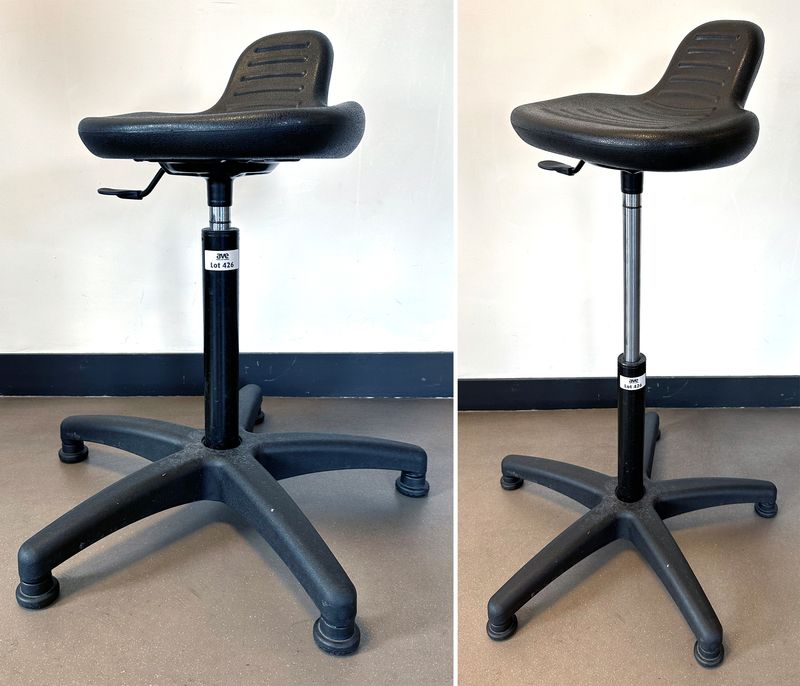 TABOURET ASSIS-DEBOUT AJUSTABLE A ASSISE EN MOUSSE DE COULEUR NOIR ET PIETEMENT ETOILE A 5 BRANCHES. HAUTEUR MINI : 56 CM / HAUTEUR MAXI : 93 CM. LOCALISATION : RDC1 - 2 RUE DE SABLONVILLE - 75017 PARIS.