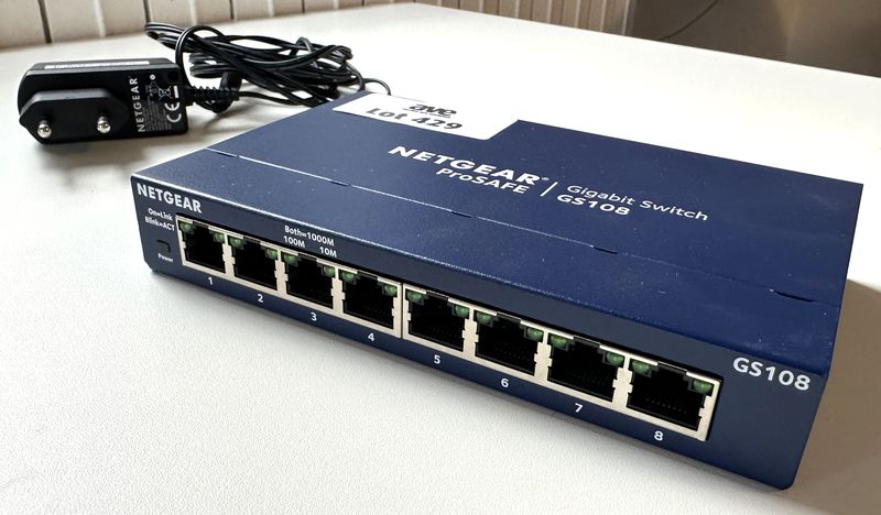 SWITCH GIGABIT 8 PORTS DE MARQUE NETGEAR MODELE PROSAFE GS108. VENDU AVEC SON ALIMENTATION. LOCALISATION : RDC1 - 2 RUE DE SABLONVILLE - 75017 PARIS.