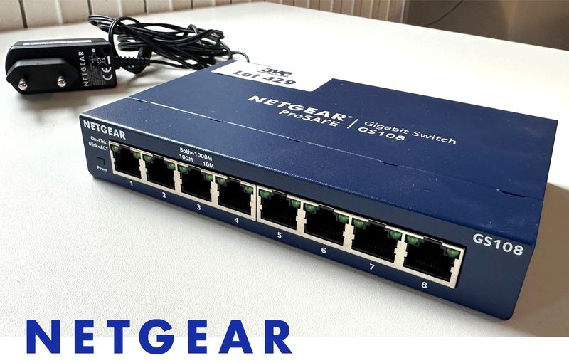 SWITCH GIGABIT 8 PORTS DE MARQUE NETGEAR MODELE PROSAFE GS108. VENDU AVEC SON ALIMENTATION. LOCALISATION : RDC1 - 2 RUE DE SABLONVILLE - 75017 PARIS.