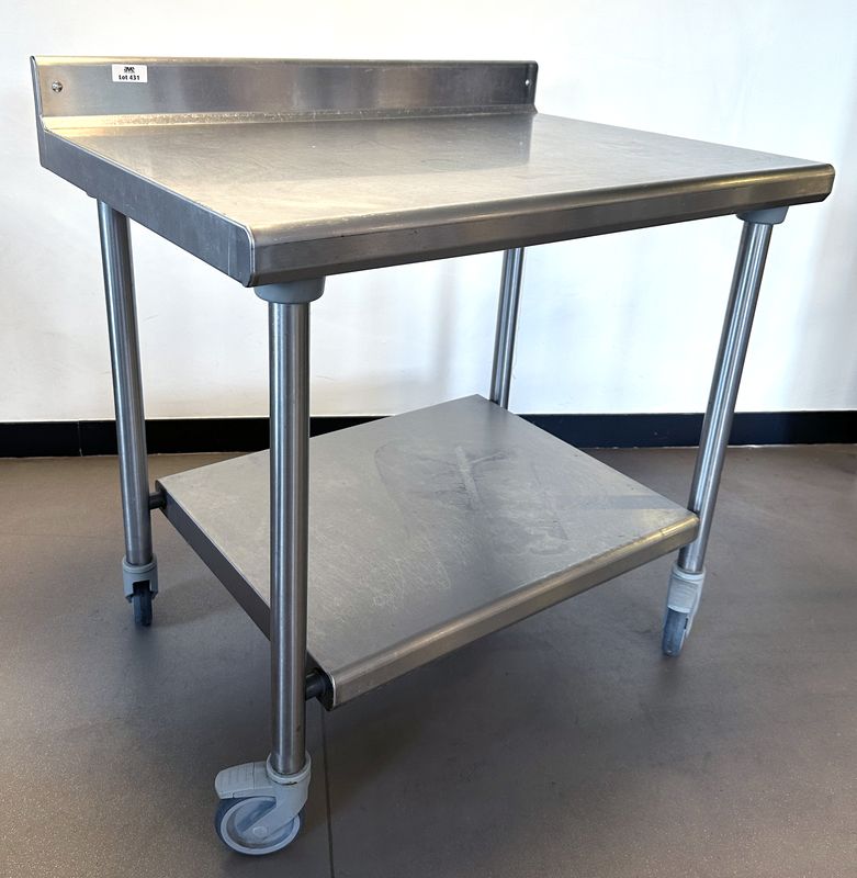 TABLE DE PREPARATION SUR 4 ROULETTES ADOSSEE ET ENTRETOISE EN INOX. 105 X 100 X 69 CM. LOCALISATION : RDC1 - 2 RUE DE SABLONVILLE - 75017 PARIS.