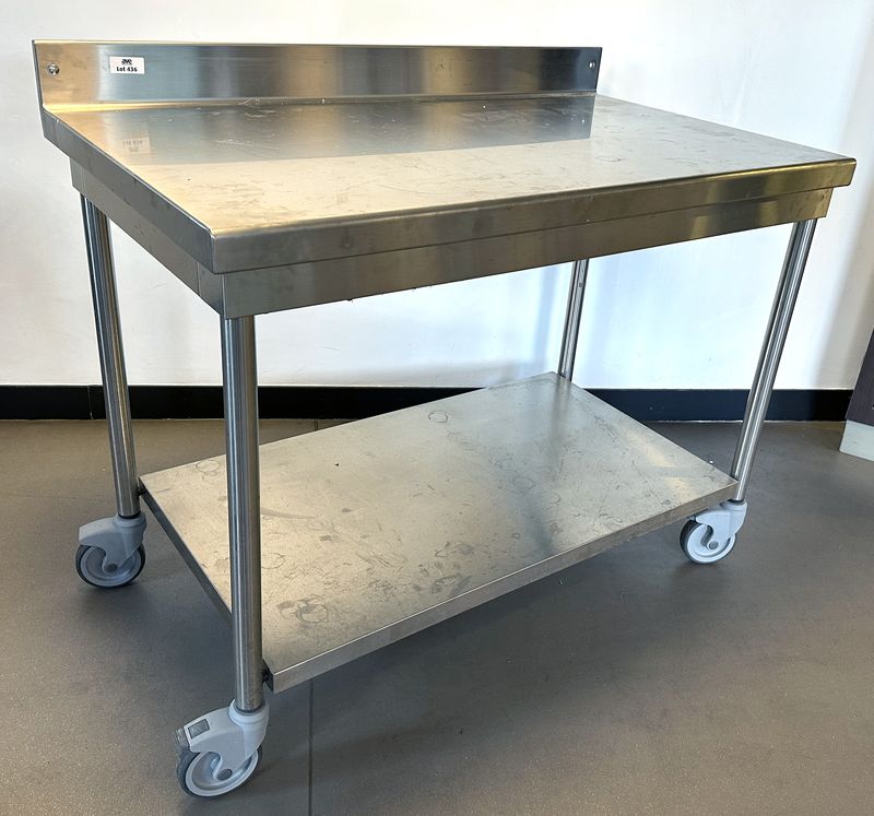 TABLE DE PREPARATION SUR 4 ROULETTES ADOSSEE ET ENTRETOISE EN INOX. 100 X 120 X 69 CM. LOCALISATION : RDC1 - 2 RUE DE SABLONVILLE - 75017 PARIS.