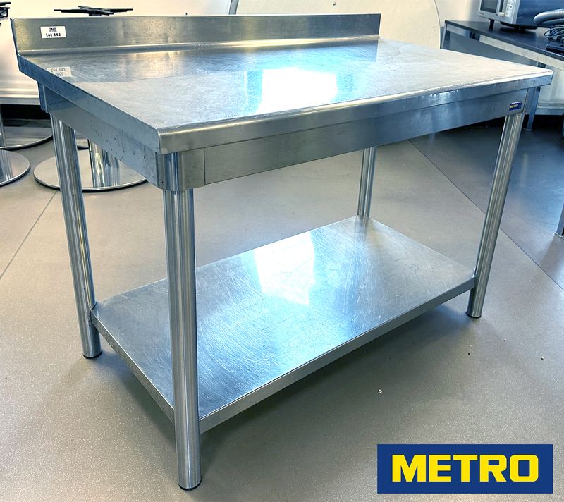 TABLE DE PREPARATION SUR 4 ROULETTES ADOSSEE ET ENTRETOISE EN INOX. 100 X 120 X 69 CM. LOCALISATION : RDC1 - 2 RUE DE SABLONVILLE - 75017 PARIS.