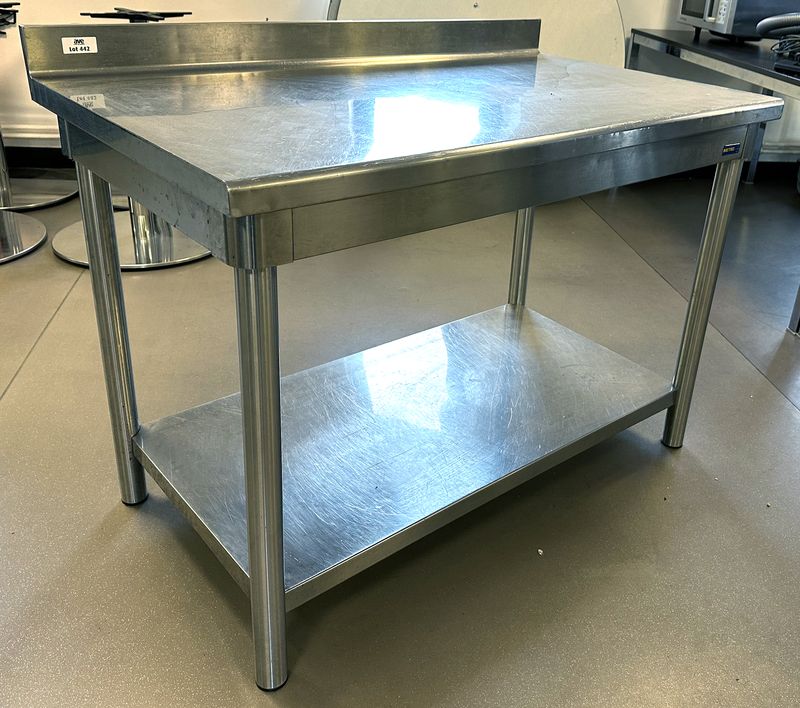 TABLE DE PREPARATION ADOSSEE ET ENTRETOISE EN INOX DE MARQUE METRO. 91 X 120 X 70 CM. LOCALISATION : RDC1 - 2 RUE DE SABLONVILLE - 75017 PARIS.