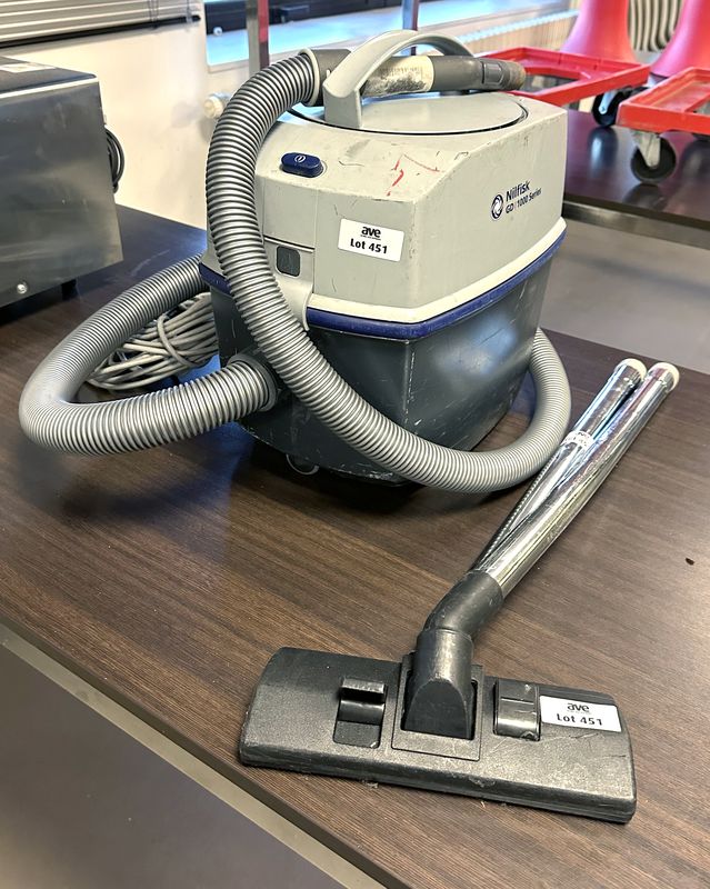 ASPIRATEUR PROFESSIONNEL DE 1400 WATTS DE MARQUE NILFISK MODELE GD1010 SERIES. VENDU AVEC SON TUYAU FLEXIBLE, 2 RALLONGES EN INOX ET 1 TETE POUR SOLS DURS. 42 30 X 45 CM. LOCALISATION : RDC1 - 2 RUE DE SABLONVILLE - 75017 PARIS.