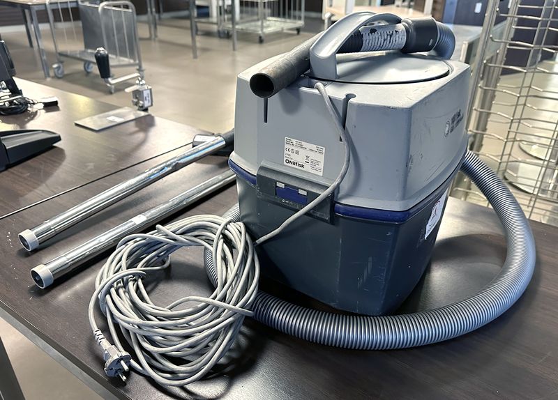 ASPIRATEUR PROFESSIONNEL DE 1400 WATTS DE MARQUE NILFISK MODELE GD1010 SERIES. VENDU AVEC SON TUYAU FLEXIBLE, 2 RALLONGES EN INOX ET 1 TETE POUR SOLS DURS. 42 30 X 45 CM. LOCALISATION : RDC1 - 2 RUE DE SABLONVILLE - 75017 PARIS.