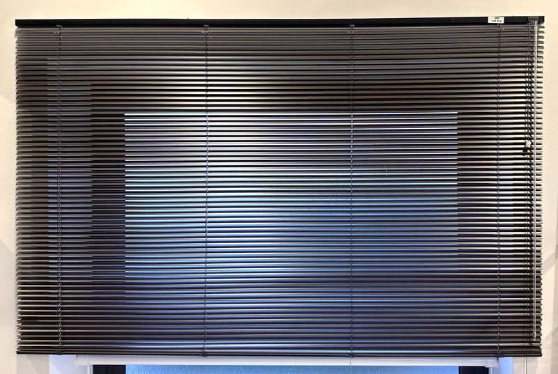 STORE VENITIEN A LAMES EN ALUMINIUM IMITATION BOIS EXOTIQUE DE MARQUE VISTA. 155 X 210 CM. LOCALISATION : RDC1 - 2 RUE DE SABLONVILLE - 75017 PARIS.