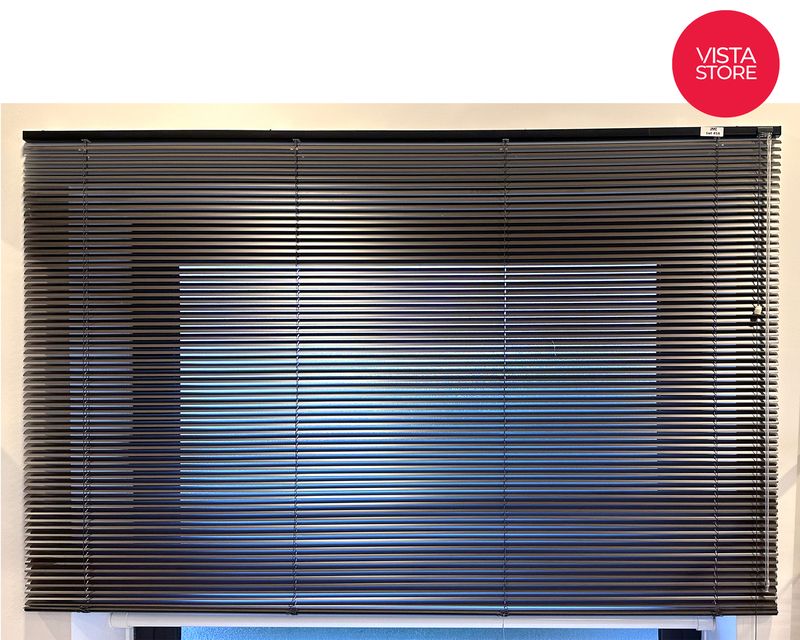 STORE VENITIEN A LAMES EN ALUMINIUM IMITATION BOIS EXOTIQUE DE MARQUE VISTA. 155 X 210 CM. LOCALISATION : RDC1 - 2 RUE DE SABLONVILLE - 75017 PARIS.