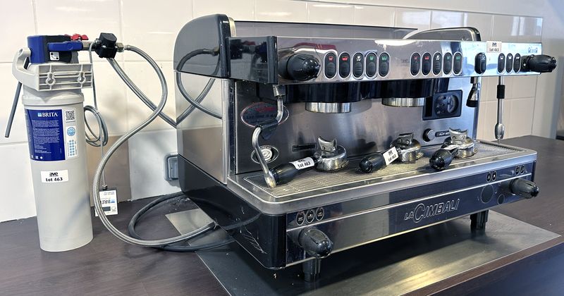 MACHINE A CAFE PROFESSIONNEL A 2 GROUPES, EAU CHAUDE ET 2 X VAPEUR DE MARQUE LA CIMBALI MODELE M29 SELECTRON. VENDU AVEC 3 MANETTES. 51 X 76 X 58 CM. LOCALISATION : CAFETERIA RDC1 - 2 RUE DE SABLONVILLE - 75017 PARIS.