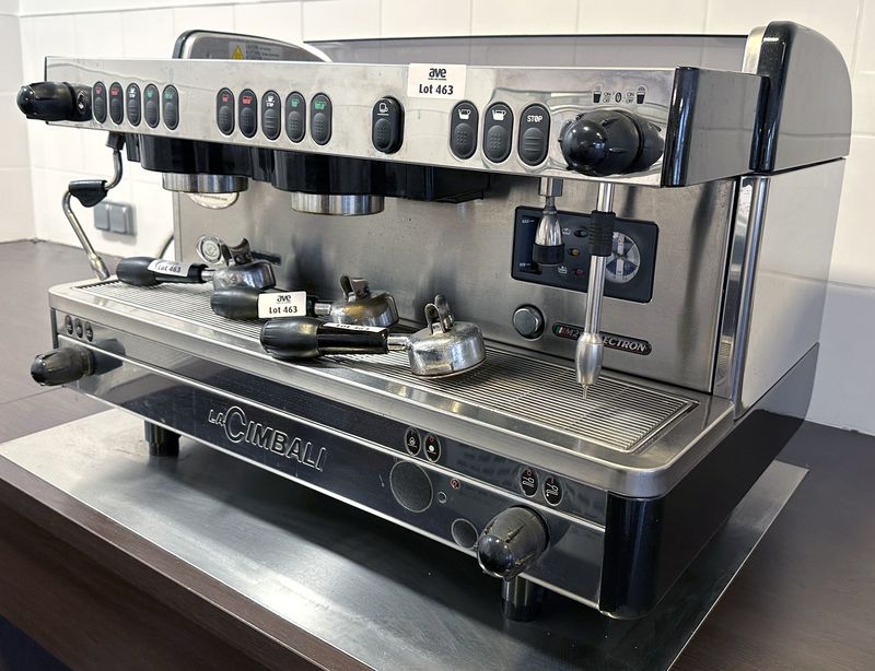 MACHINE A CAFE PROFESSIONNEL A 2 GROUPES, EAU CHAUDE ET 2 X VAPEUR DE MARQUE LA CIMBALI MODELE M29 SELECTRON. VENDU AVEC 3 MANETTES. 51 X 76 X 58 CM. LOCALISATION : CAFETERIA RDC1 - 2 RUE DE SABLONVILLE - 75017 PARIS.