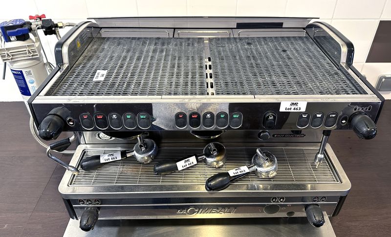 MACHINE A CAFE PROFESSIONNEL A 2 GROUPES, EAU CHAUDE ET 2 X VAPEUR DE MARQUE LA CIMBALI MODELE M29 SELECTRON. VENDU AVEC 3 MANETTES. 51 X 76 X 58 CM. LOCALISATION : CAFETERIA RDC1 - 2 RUE DE SABLONVILLE - 75017 PARIS.