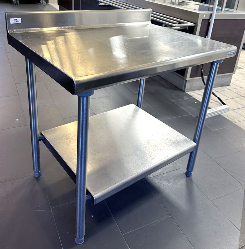 TABLE DE PREPARATION ADOSSEE ET ENTRETOISE EN INOX. 100 X 100 X 70 CM. LOCALISATION : RDC1 - 2 RUE DE SABLONVILLE - 75017 PARIS.