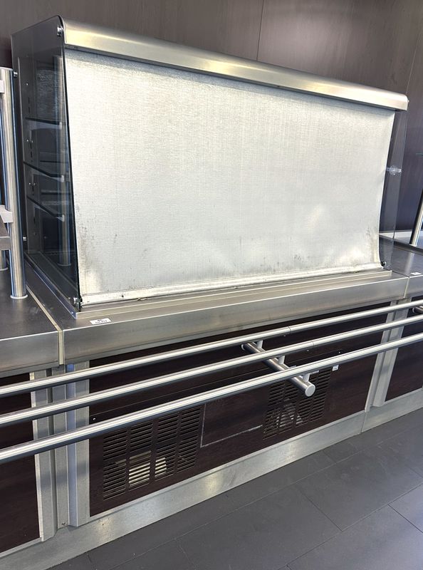 VITRINE DE PRESENTATION REFRIGEREE POSITIVE EN INOX ALIMENTAIRE ET VERRE A 3 NIVEAUX OUVRANT COTE CLIENT PAR UN RIDEAU DE MARQUE VAUCONSTANT. VENDU AVEC 3 ETAGERES EN VERRE. GROUPE FROID INTEGRE. 170 X 158 X 82 CM. LOCALISATION : RDC1 - 2 RUE DE SABLONVILLE - 75017 PARIS.