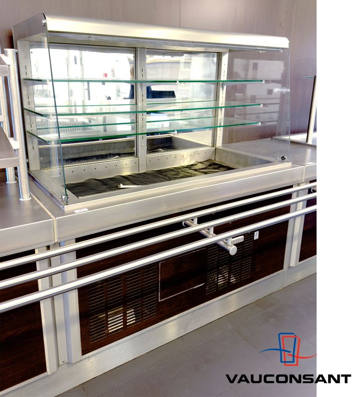 VITRINE DE PRESENTATION REFRIGEREE POSITIVE EN INOX ALIMENTAIRE ET VERRE A 3 NIVEAUX OUVRANT COTE CLIENT PAR UN RIDEAU DE MARQUE VAUCONSTANT. VENDU AVEC 3 ETAGERES EN VERRE. GROUPE FROID INTEGRE. 170 X 158 X 82 CM. LOCALISATION : RDC1 - 2 RUE DE SABLONVILLE - 75017 PARIS.