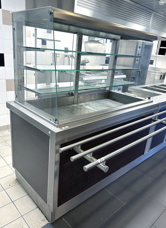 VITRINE DE PRESENTATION REFRIGEREE POSITIVE EN INOX ALIMENTAIRE ET VERRE A 3 NIVEAUX OUVRANT COTE CLIENT PAR UN RIDEAU ET PAR 2 PORTES COULISSANTES ET UNE NICHE COTE SERVICE DE MARQUE VAUCONSTANT. VENDU AVEC 3 ETAGERES EN VERRE. GROUPE FROID INTEGRE. 168 X 158 X 82 CM. LOCALISATION : RDC1 - 2 RUE DE SABLONVILLE - 75017 PARIS.