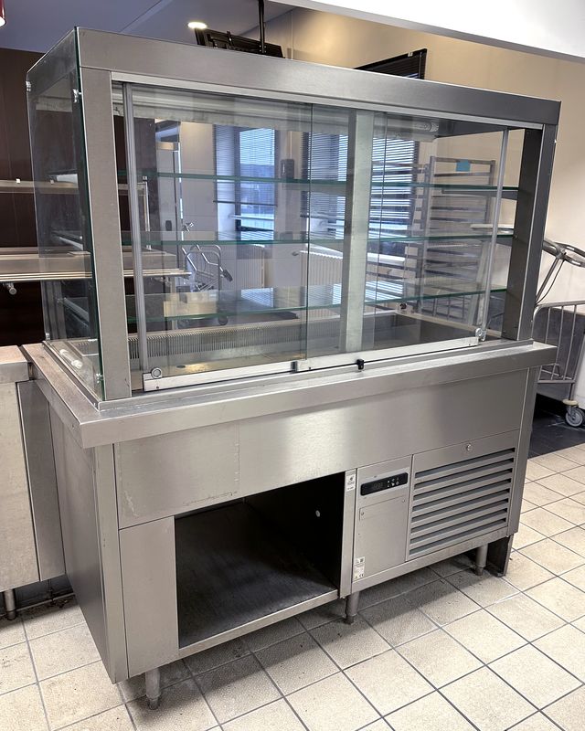 VITRINE DE PRESENTATION REFRIGEREE POSITIVE EN INOX ALIMENTAIRE ET VERRE A 3 NIVEAUX OUVRANT COTE CLIENT PAR UN RIDEAU ET PAR 2 PORTES COULISSANTES ET UNE NICHE COTE SERVICE DE MARQUE VAUCONSTANT. VENDU AVEC 3 ETAGERES EN VERRE. GROUPE FROID INTEGRE. 168 X 158 X 82 CM. LOCALISATION : RDC1 - 2 RUE DE SABLONVILLE - 75017 PARIS.