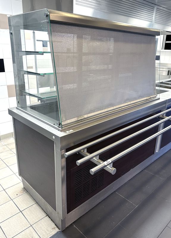 VITRINE DE PRESENTATION REFRIGEREE POSITIVE EN INOX ALIMENTAIRE ET VERRE A 3 NIVEAUX OUVRANT COTE CLIENT PAR UN RIDEAU ET PAR 2 PORTES COULISSANTES ET UNE NICHE COTE SERVICE DE MARQUE VAUCONSTANT. VENDU AVEC 3 ETAGERES EN VERRE. GROUPE FROID INTEGRE. 168 X 158 X 82 CM. LOCALISATION : RDC1 - 2 RUE DE SABLONVILLE - 75017 PARIS.