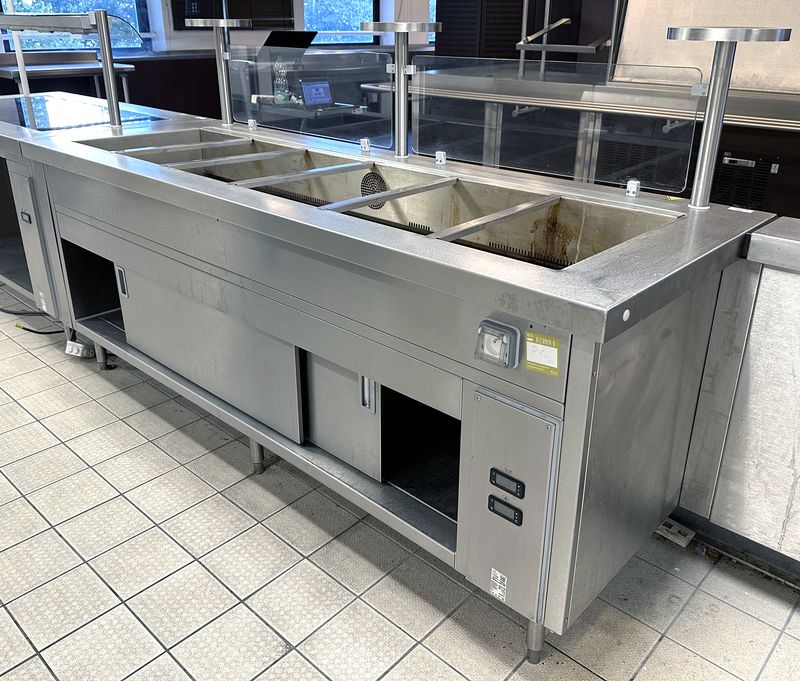 BAIN-MARIE A 6 BACS GASTRO ET PAROI HYGIENIQUE EN VERRE ET, EN PARTIE INFERIEUR, UNE ETUVE OUVRANT PAR 2 PORTES COULISSANTES SUR UN ESPACE DE RANGEMENT EN INOX ALIMENTAIRE DE MARQUE VAUCONSTANT. 131 X 226 X 82 CM. LOCALISATION : RDC1 - 2 RUE DE SABLONVILLE - 75017 PARIS.