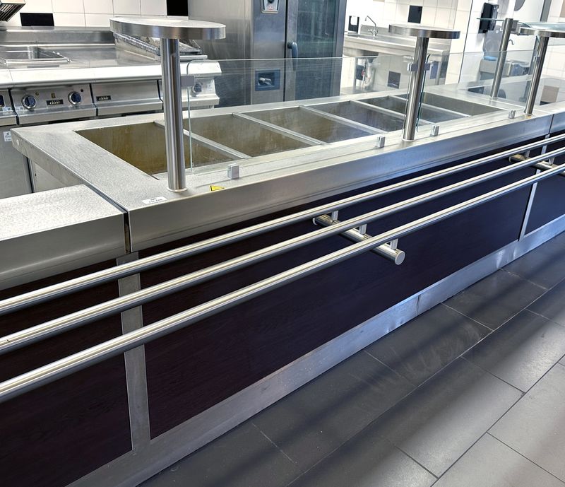 BAIN-MARIE A 6 BACS GASTRO ET PAROI HYGIENIQUE EN VERRE ET, EN PARTIE INFERIEUR, UNE ETUVE OUVRANT PAR 2 PORTES COULISSANTES SUR UN ESPACE DE RANGEMENT EN INOX ALIMENTAIRE DE MARQUE VAUCONSTANT. 131 X 226 X 82 CM. LOCALISATION : RDC1 - 2 RUE DE SABLONVILLE - 75017 PARIS.