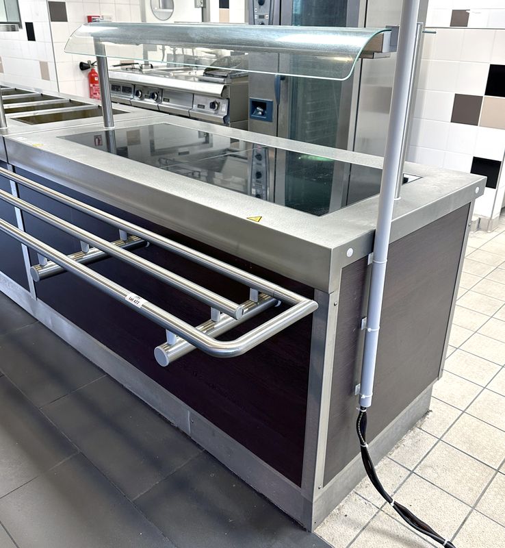 MEUBLE DE MAINTIEN AU CHAUD A 2 PLAQUES EN VITROCERAMIQUE ET INOX ALIMENTAIRE AVEC CASQUETTE HYGIENIQUE EN VERRE ET ESPACE DE RANGEMENT EN PARTIE BASSE COTE SERVICE DE MARQUE VAUCONSTANT. 135 X 158 X 82 CM. LOCALISATION : RDC1 - 2 RUE DE SABLONVILLE - 75017 PARIS.