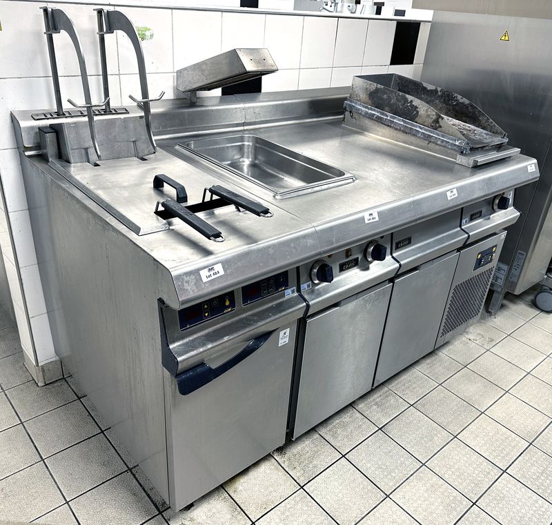 LIGNE DE CUISSON ELECTRIQUE EN INOX ALIMENTAIRE DE MARQUE CAPIC COMPRENANT 1 FRITEUSE ET SES 2 PANIERS, 1 CHAUFFE FRITES, 1 MEUBLE DE TRAVAIL REFRIGERE POSITIF OUVRANT PAR 2 PORTES EN PARTIE BASSE ET UNE GRILLADE RAINUREE. FRITEUSE : 130 X 40 X 94 CM. CHAUFFE FRITTES : 103 X 40 X 93 CM. MEUBLE :  103 X 40 X 93 CM. GRILLADE :  103 X 40 X 93 CM. TOTAL : 130 X 160 X 94 CM. LOCALISATION : RDC1 - 2 RUE DE SABLONVILLE - 75017 PARIS.