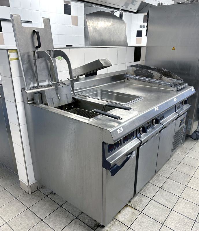 LIGNE DE CUISSON ELECTRIQUE EN INOX ALIMENTAIRE DE MARQUE CAPIC COMPRENANT 1 FRITEUSE ET SES 2 PANIERS, 1 CHAUFFE FRITES, 1 MEUBLE DE TRAVAIL REFRIGERE POSITIF OUVRANT PAR 2 PORTES EN PARTIE BASSE ET UNE GRILLADE RAINUREE. FRITEUSE : 130 X 40 X 94 CM. CHAUFFE FRITTES : 103 X 40 X 93 CM. MEUBLE :  103 X 40 X 93 CM. GRILLADE :  103 X 40 X 93 CM. TOTAL : 130 X 160 X 94 CM. LOCALISATION : RDC1 - 2 RUE DE SABLONVILLE - 75017 PARIS.