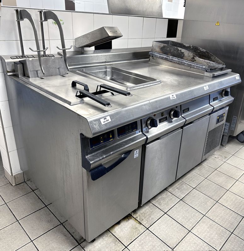 LIGNE DE CUISSON ELECTRIQUE EN INOX ALIMENTAIRE DE MARQUE CAPIC COMPRENANT 1 FRITEUSE ET SES 2 PANIERS, 1 CHAUFFE FRITES, 1 MEUBLE DE TRAVAIL REFRIGERE POSITIF OUVRANT PAR 2 PORTES EN PARTIE BASSE ET UNE GRILLADE RAINUREE. FRITEUSE : 130 X 40 X 94 CM. CHAUFFE FRITTES : 103 X 40 X 93 CM. MEUBLE :  103 X 40 X 93 CM. GRILLADE :  103 X 40 X 93 CM. TOTAL : 130 X 160 X 94 CM. LOCALISATION : RDC1 - 2 RUE DE SABLONVILLE - 75017 PARIS.