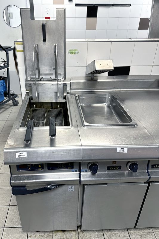 LIGNE DE CUISSON ELECTRIQUE EN INOX ALIMENTAIRE DE MARQUE CAPIC COMPRENANT 1 FRITEUSE ET SES 2 PANIERS, 1 CHAUFFE FRITES, 1 MEUBLE DE TRAVAIL REFRIGERE POSITIF OUVRANT PAR 2 PORTES EN PARTIE BASSE ET UNE GRILLADE RAINUREE. FRITEUSE : 130 X 40 X 94 CM. CHAUFFE FRITTES : 103 X 40 X 93 CM. MEUBLE :  103 X 40 X 93 CM. GRILLADE :  103 X 40 X 93 CM. TOTAL : 130 X 160 X 94 CM. LOCALISATION : RDC1 - 2 RUE DE SABLONVILLE - 75017 PARIS.