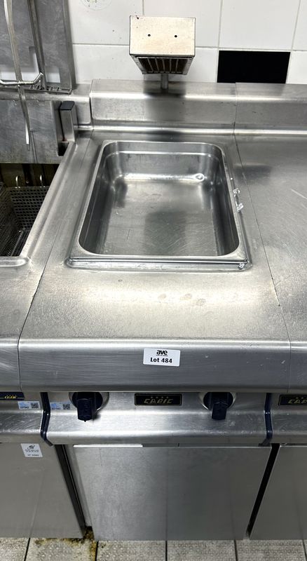 LIGNE DE CUISSON ELECTRIQUE EN INOX ALIMENTAIRE DE MARQUE CAPIC COMPRENANT 1 FRITEUSE ET SES 2 PANIERS, 1 CHAUFFE FRITES, 1 MEUBLE DE TRAVAIL REFRIGERE POSITIF OUVRANT PAR 2 PORTES EN PARTIE BASSE ET UNE GRILLADE RAINUREE. FRITEUSE : 130 X 40 X 94 CM. CHAUFFE FRITTES : 103 X 40 X 93 CM. MEUBLE :  103 X 40 X 93 CM. GRILLADE :  103 X 40 X 93 CM. TOTAL : 130 X 160 X 94 CM. LOCALISATION : RDC1 - 2 RUE DE SABLONVILLE - 75017 PARIS.